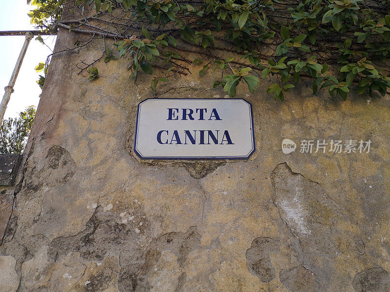 在意大利佛罗伦萨的奥尔特拉诺，Erta canina路名标志